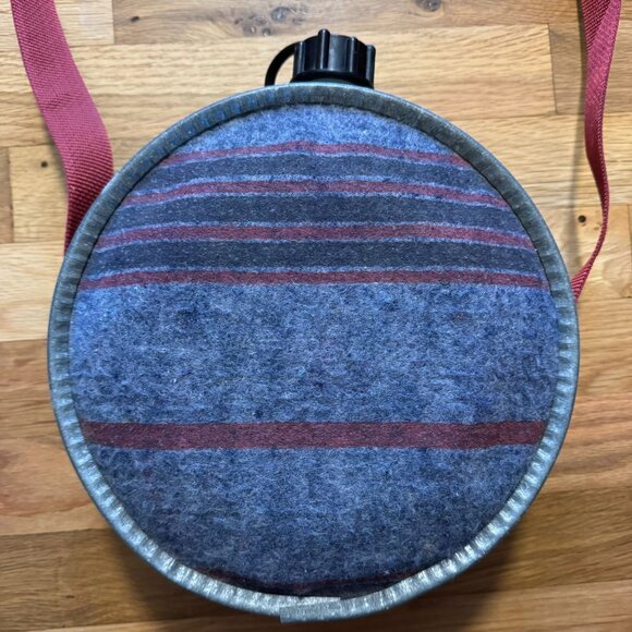 Vintage Round Striped Fleece Metal & Plastic Canteen, Long Strap, Retro Gear - Picture 2 of 10